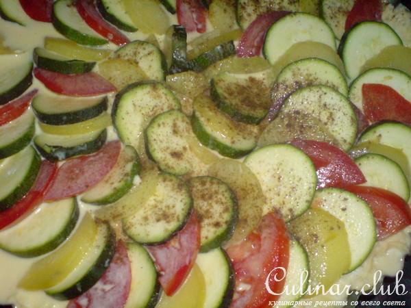 Открытый пирог с помидорами, картофелем и цуккини