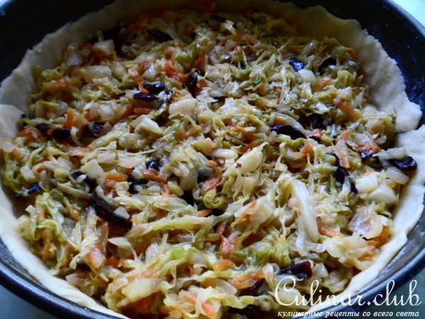 Киш с молодой капустой и черносливом