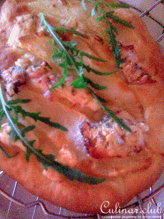 Лепешка с грушей, сыром Dorblu и рукколой.