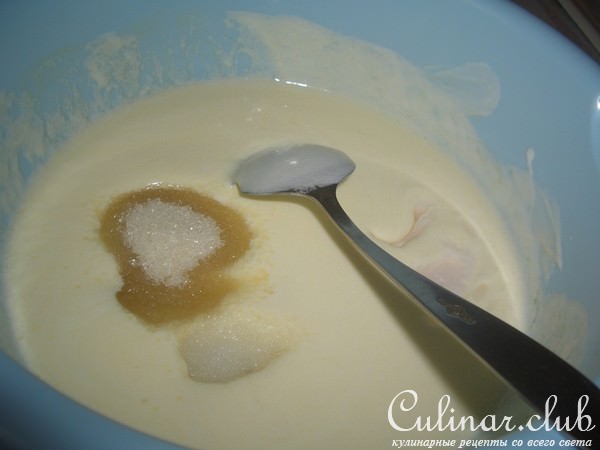 Открытый пирог с куриным филе,сыром и укропом