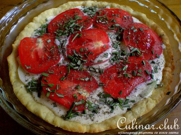 Открытый пирог с томатами, козьим сыром и шалфеем
