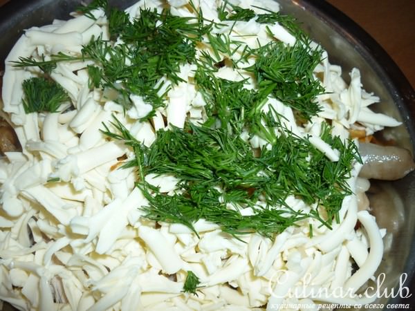 Пирог с куриным филе и солёными грибами