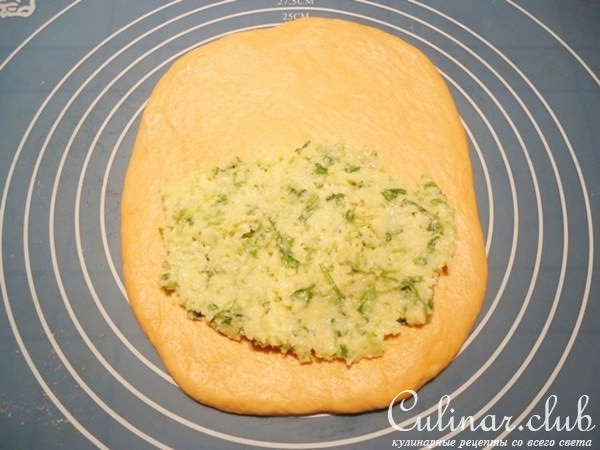 Томатный хлеб с чесноком, сыром и зеленью