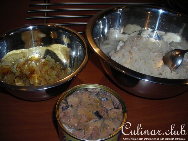 Заливной пирог с сайрой,рисом и жаренным луком