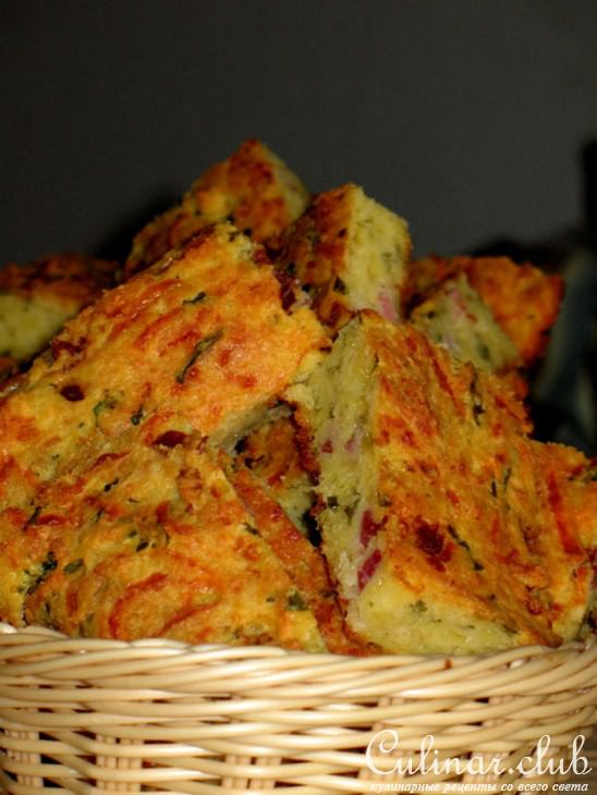 Кукурузный пирог с сыром и сырокопчёной ветчиной