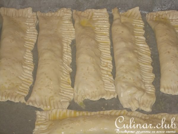 Слоеные пирожки с яйцом и зеленым луком (дуэль)