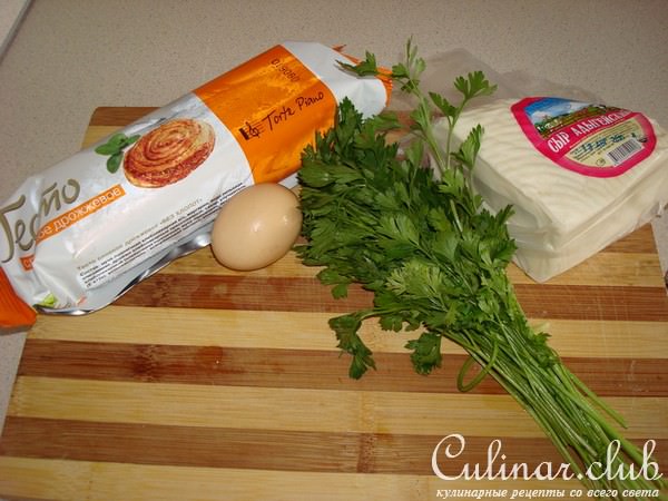 Коса из слоеного теста с сыром и зеленью