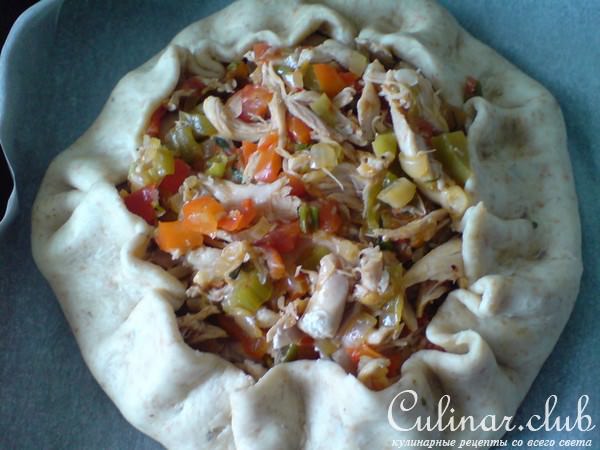 Провинциальный порционный пирог с курицей и овощами
