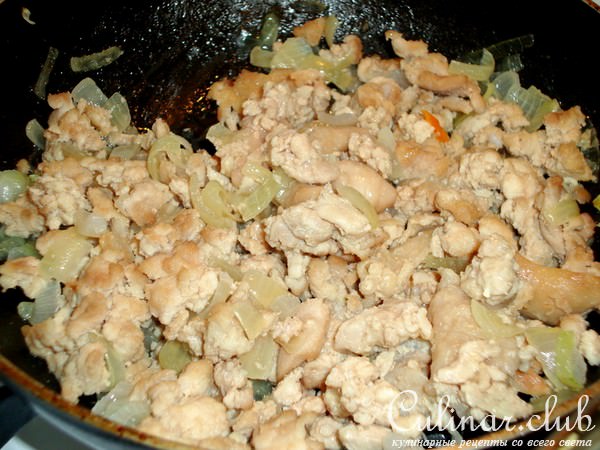 Пирог с курицей, грибами и сыром 