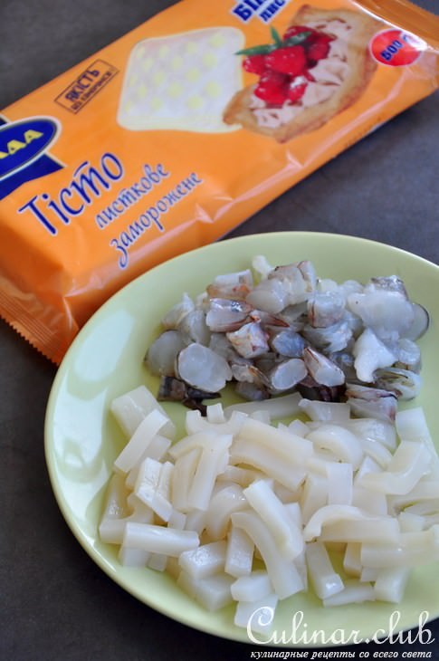 Пирожки из слоеного теста с морепродуктами