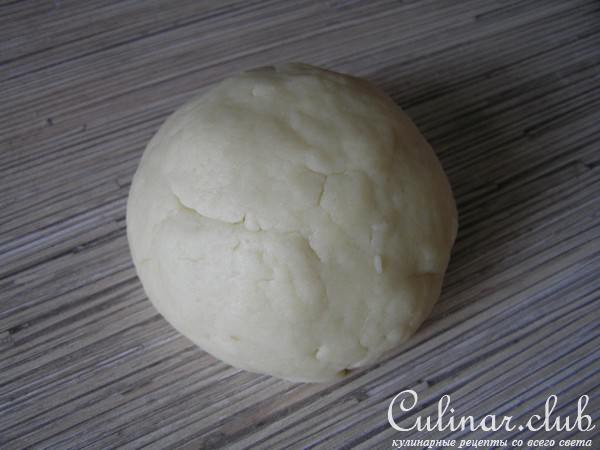 Мясной пирог с рисом, карамелизированным луком и яблоками