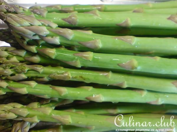Открытый пирог-пицца с зелёной спаржей и сырами///Салат из зелёной спаржи,помидорок-черри и брынзы