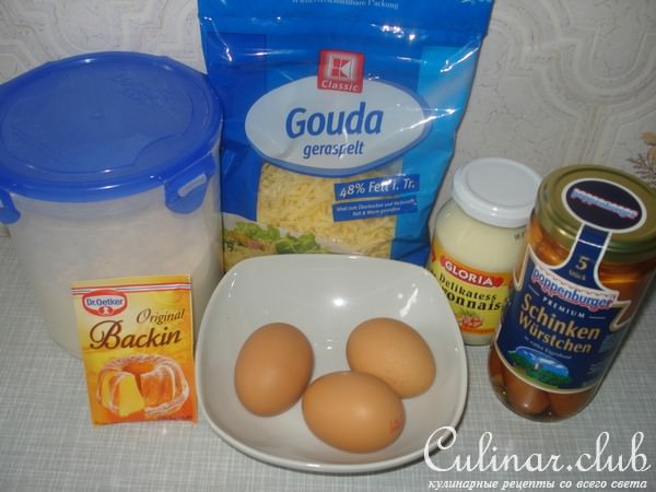 Пирог с сыром и сосисками