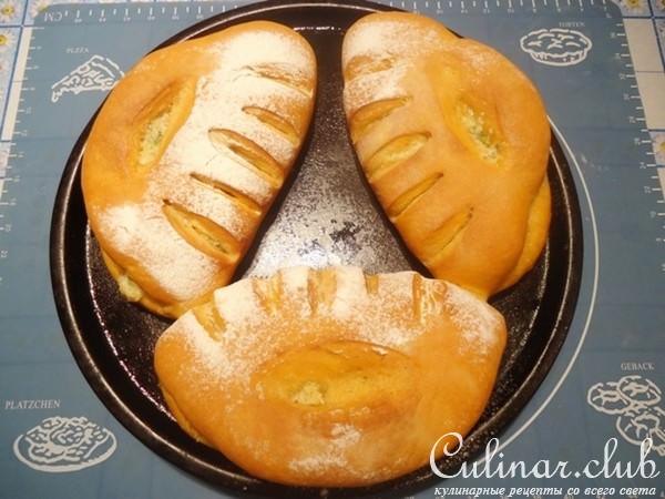 Томатный хлеб с чесноком, сыром и зеленью