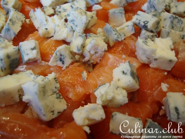 Чесночный киш с форелью,пармезаном и голубым сыром