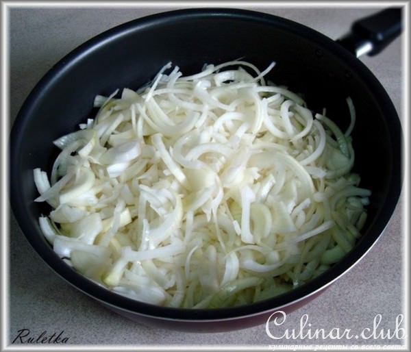Луковый киш с грудинкой.