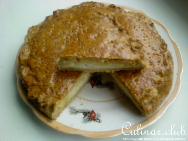 Простенький закусочный пирог с начинкой из плавленных сырков.