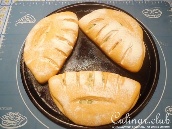 Томатный хлеб с чесноком, сыром и зеленью
