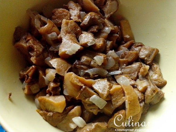 Пирог из творожного теста с зеленым луком, грибами и яйцами