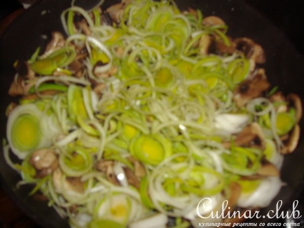 Киш с луком пореем и грибами