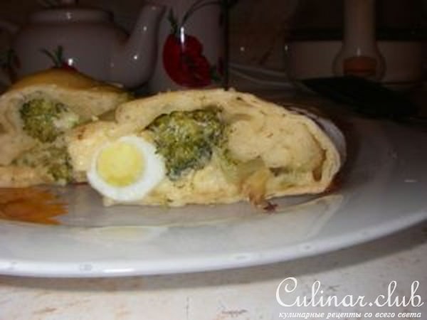 Кальцоне с брокколи и перепелиными яйцами