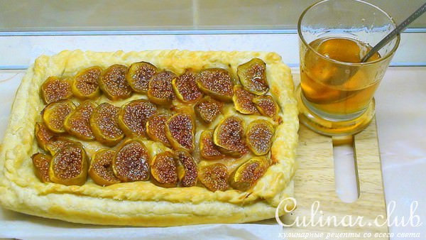 Пирог с камамбером и инжиром «Натальин день» и сырные палочки, как бонус.