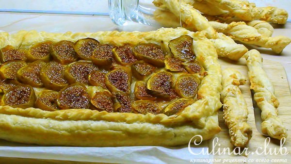Пирог с камамбером и инжиром «Натальин день» и сырные палочки, как бонус.