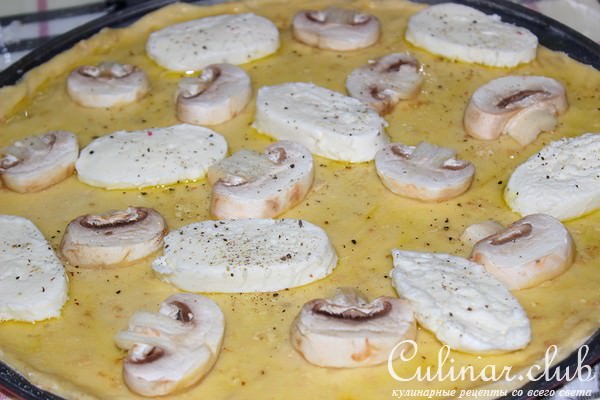 Пицца с трюфельным маслом, шампиньонами и руколой.