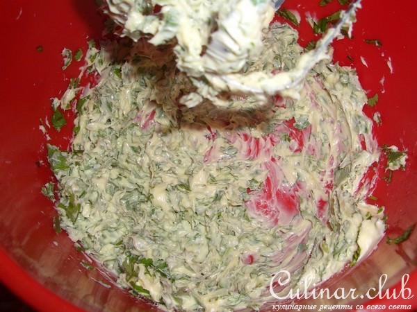 Закусочный пирог из слоеного теста с сыром и зеленью 