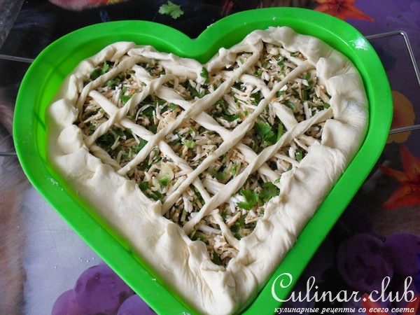 Пирог из слоеного теста с плавлеными сырками, чесноком и зеленью " Растаявшая обида"