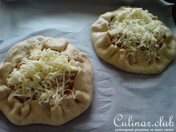 Провинциальный порционный пирог с курицей и овощами