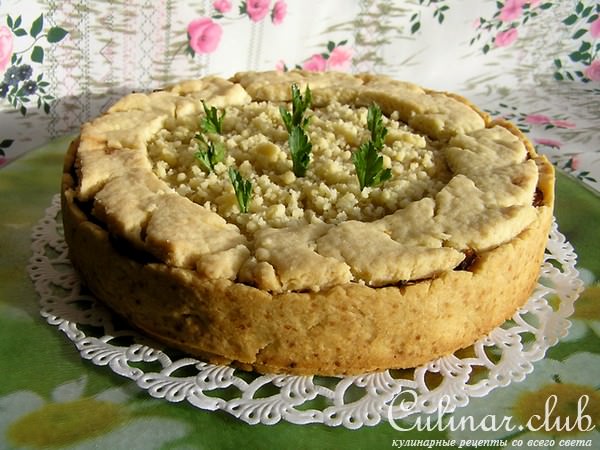 Мясной пирог с рисом, карамелизированным луком и яблоками