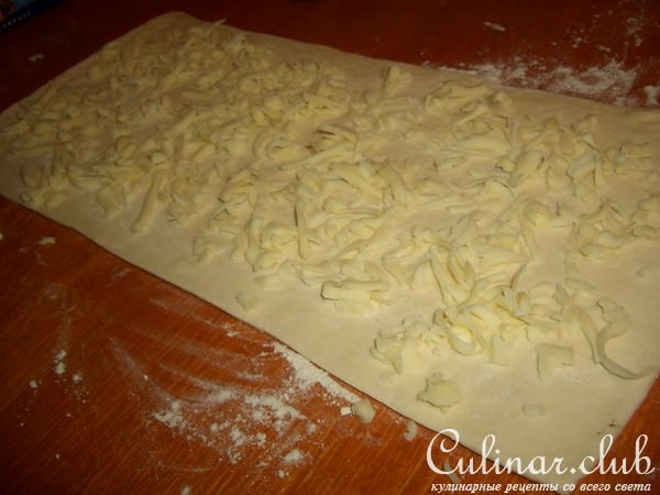 Закусочные завитушки с сырокопченным беконом и сыром