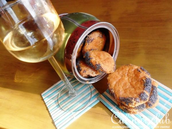 Сырное печенье с паприкой и маком