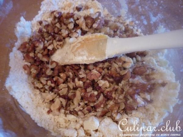 Сахарное печенье с грецким орехом