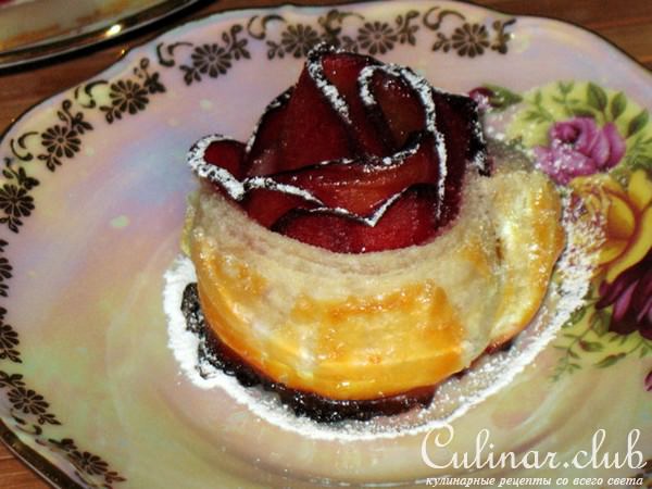 "Розы" из слоёного теста со сливами