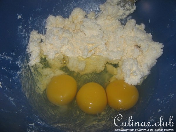 Печенье с изюмом и кусочками шоколадных конфет..