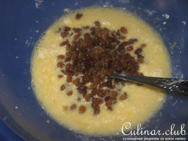 Печенье с изюмом и кусочками шоколадных конфет..