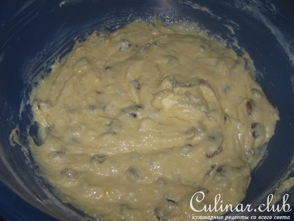 Печенье с изюмом и кусочками шоколадных конфет..