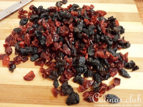 Овсяное печенье с карамельными хлопьями и сухофруктами.