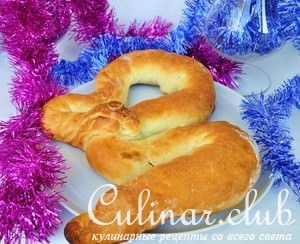 Змейка с орехами и черносливом