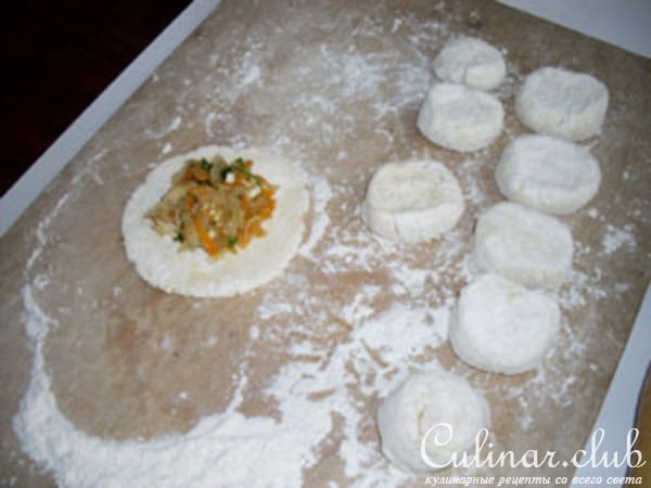Пирожки с курицей и капустой