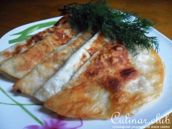 Пирожки из лаваша с сулугуни и зеленью.