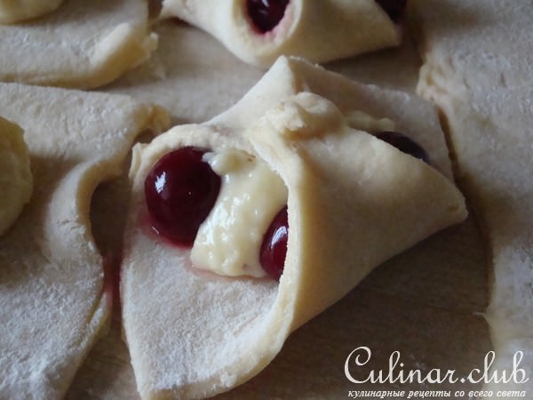 Булочки с вишней и миндальным кремом