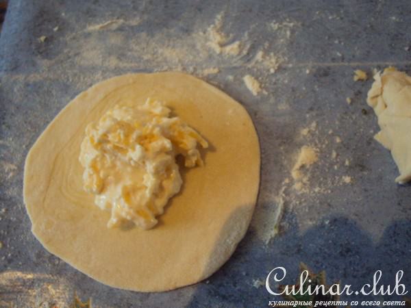 Слоеная самса со шпинатом и сыром
