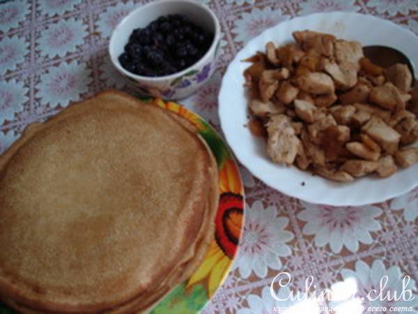 Пирог с курицей и смородиной.