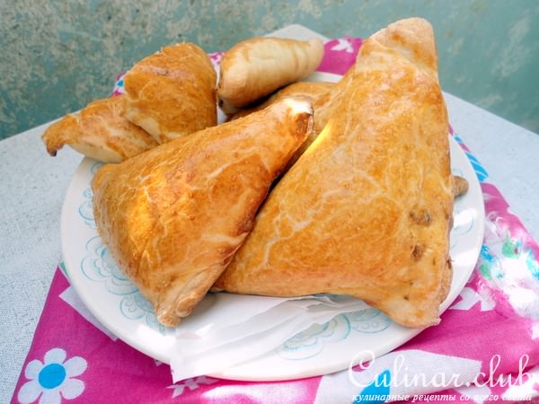 Пирожки из слоёного теста с отварным мясом.