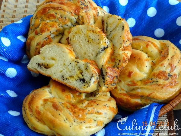 Сырные слоёные булочки с маком