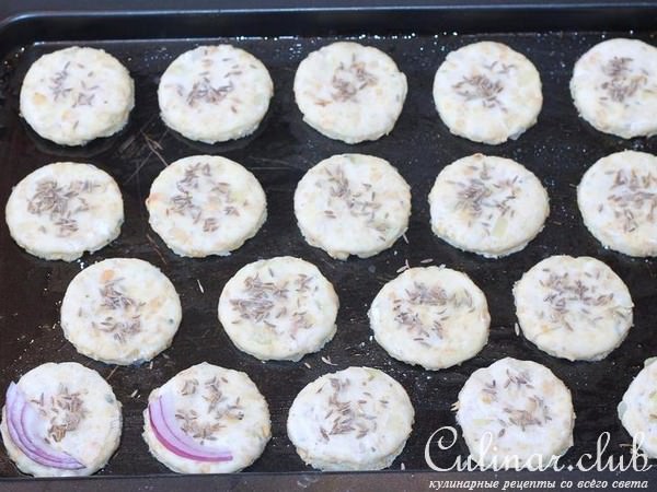 Сконы с луком и орехами 