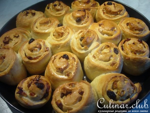 Булочки-улитки с яблоками, изюмом и орехами 